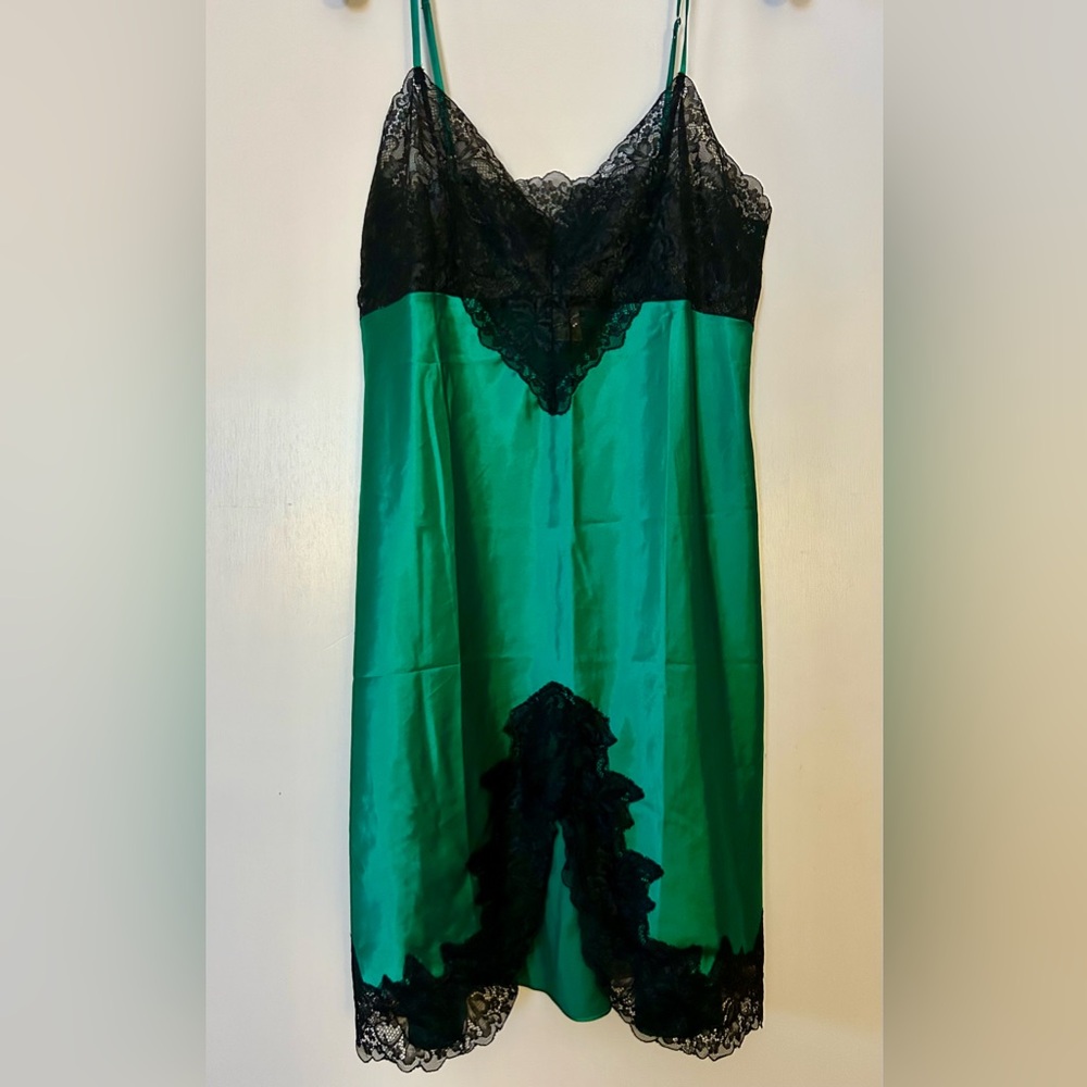 Secrets In Lace satin and lace chemise
♥️3 for $20♥️